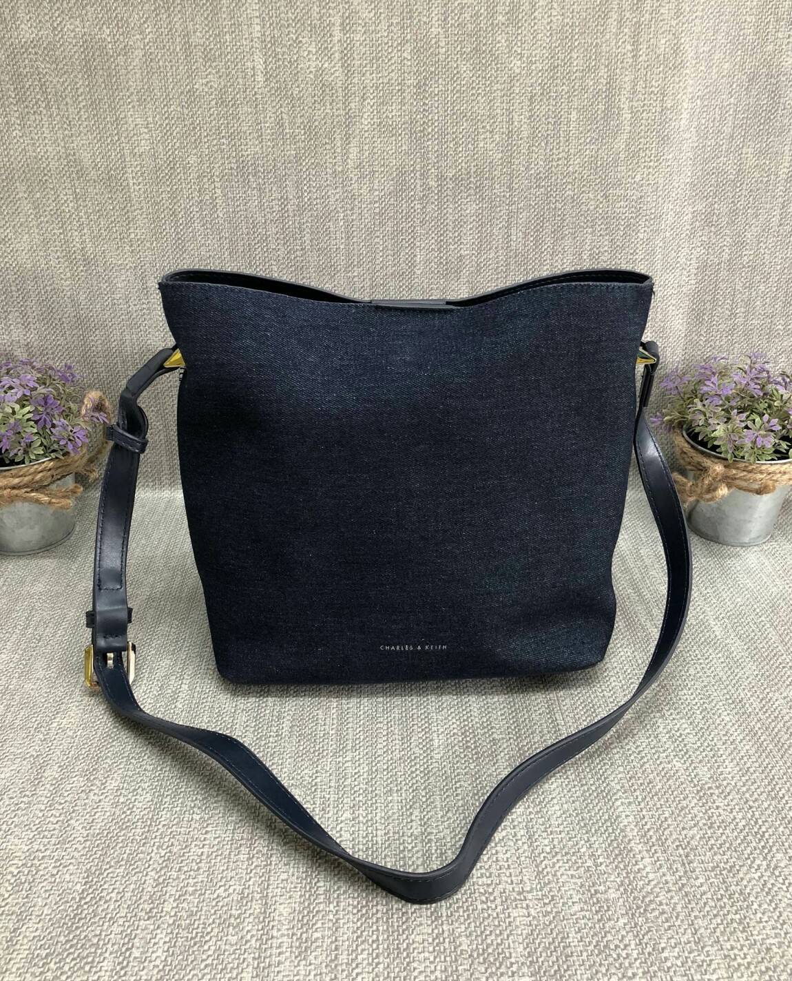 CHARLES & KEITH SLOUCHY SLING BAG 2018 กระเป๋าสะพายข้าง ปรับเปลี่ยนรูปทรงใช้งานได้ไม่จำเจ ปากกระเป๋าเป็นแม่เหล็ก มีสายเกี่ยวเพื่อปรับรูปกระเป๋า ให้เป็นทรงขนมจีบได้ค่ะ ภายในกระเป๋าโล่งกว้าง ใส่ของจุ รุ่นนีพิเศษ มีกระเป๋าใบเล็กแบบซิปห้อยมาให้อีก 1 ใบค่ะ ถอด