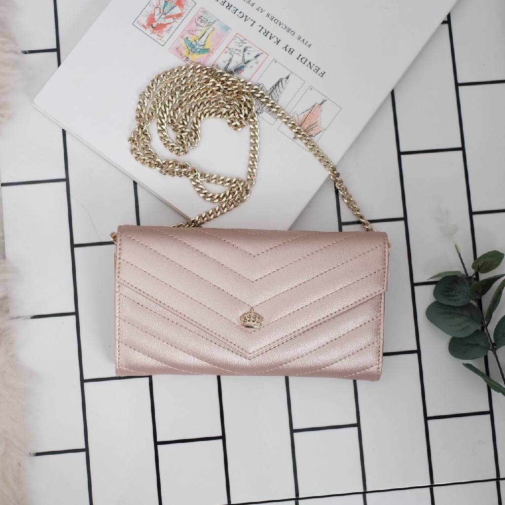 สาวๆมีกระเป๋าสตางค์ยาวแบบ3in1 หยิบมาถือสะพายจบในใบเดียวกันหรือยัง ! ใบนี้ แนะนำเลย 📌หนังวัวแท้ สวยมาก 📌จะใช้เป็นกระเป๋าสตางค์ หรือจะถอดสายถือเป็น คลัช หรือสะพาย Cross body ชิลๆ ก้อได้เลย