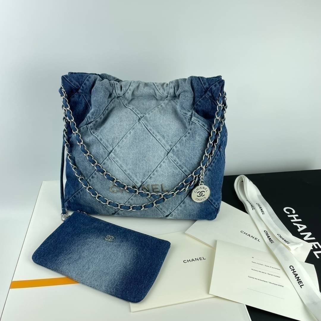 Chanel 22 Denim Bag / Chanel Tote Bag 35cm เกรดดีสุด กระเป๋าสะพายทรงโท้ทเดนิม ยีนส์ เท่ๆ คูลๆ งานเดนิมฟอกดีเทลความสวยมาก เป็นทรงโท้ทที่ได้รับการตอบรับดีมาก เกินต้านที่สุดกับไอเท็มนี้ ที่สาวๆหรือใครๆก็ต้องมีแล้ว!!
