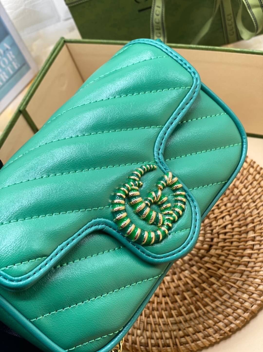 หนังแท้ VIP GIFT 】GUCCI GG Marmont super bag [mini & small] กระเป๋าสะพายข้าง โทนสีสดใสเล่นสีทูโทนตัดกันอย่างลงตัว เฟี๊ยดมากค่ะ ไซส์กะทัดรัด พกพาง่าย น้ำหนักเบา ดีไซน์สวย ภายในโล่งกว้าง มาพร้อมสายสะพายโซ่อะไหล่ทองในตัว ปรับใช้ได้ทั้งแบบสะพายเดี่ยว และสะพาย