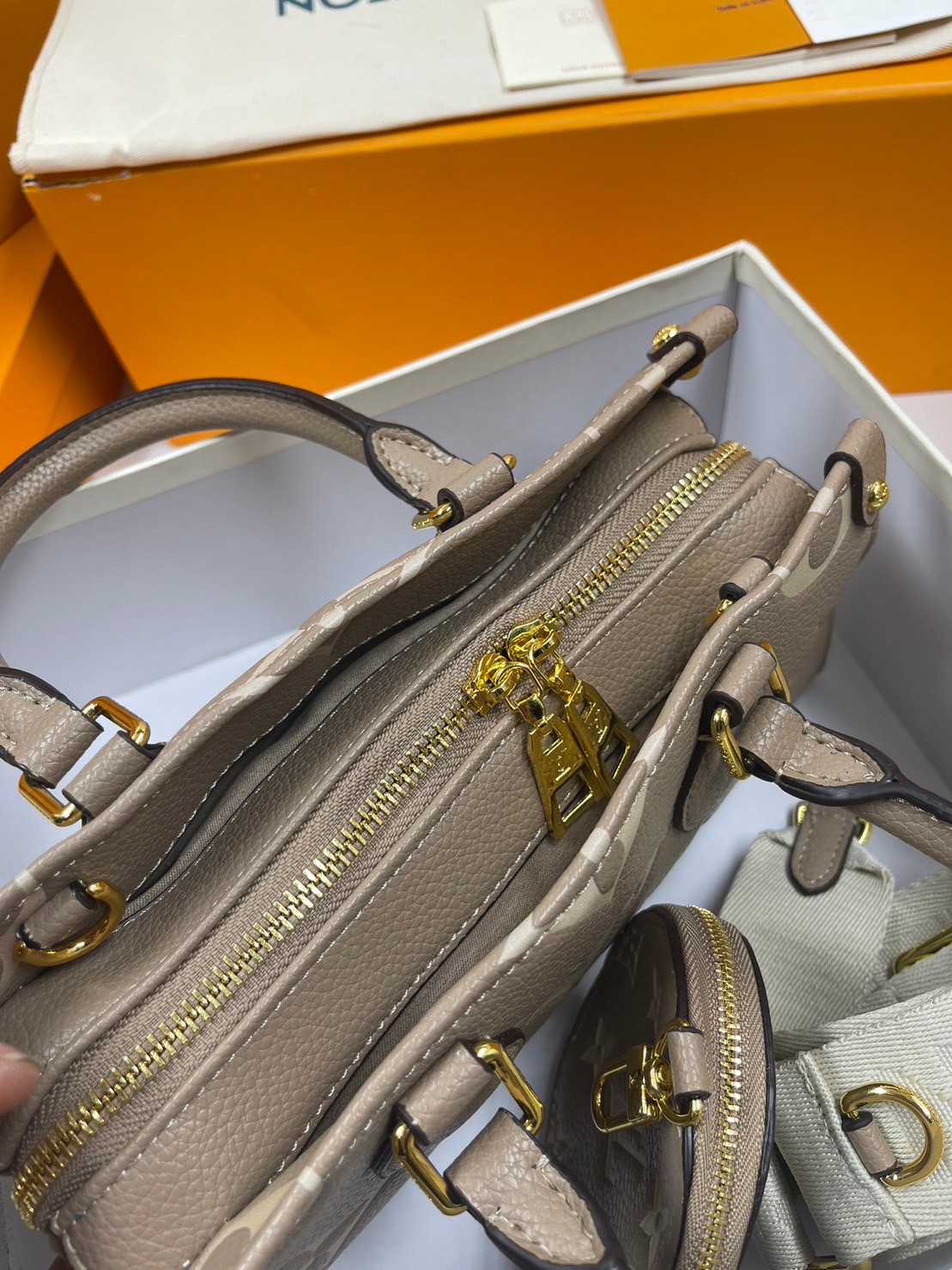 LV OnTheGo East West Monogram Bag / LV BAG พร้อมส่ง 4 สี กระเป๋าโท้ทขนาดกะทัดรัด ดีไซน์ใหม่ประจำฤดูกาล **สินค้าเกรดออริจินอล 1:1 สลับแท้