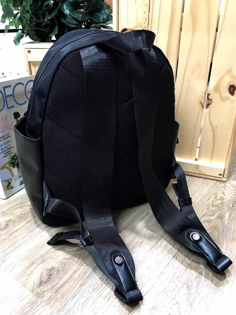 NEW ARRIVAL! CALVIN KLEIN JEANS BACKPACK 2017 กระเป๋าเป้ใบใหญ่ Limited Edition วัสดุหนังเรียบสีดำตัดกับ Nylon + Polyester เนื้อหนา น้ำหนักเบา คุณภาพดี กันน้ำ มีหูหิ้วเเละสายสะพายหลังเลื่อนปรับระดับได้ มีโลโก้ Calvin Klein ด้านหน้า เปิดปิดด้วยซิปรอบ ด้านข้