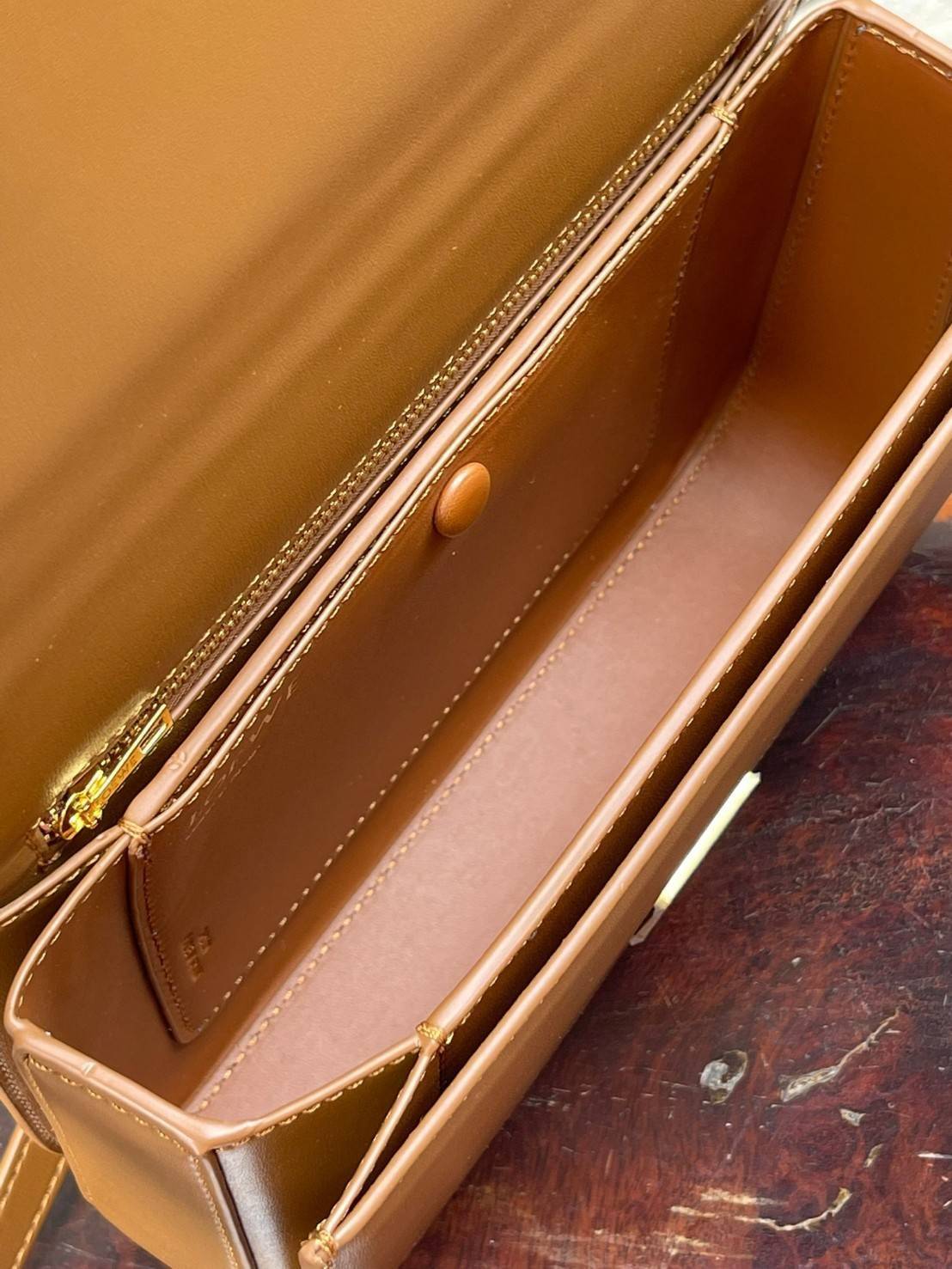 Medium : LOEWE Goya anagram leather shoulder bag กระเป๋าทรง GOYA รูปทรงกล่องอันคลาสสิกที่มาพร้อมรายละเอียดอันน่าค้นหา พร้อมด้วยโครงสร้างที่เปี่ยมไปด้วยสเน่ห์น่าค้นหา มีช่องใส่ของขนาดกว้างและเป็นทรงทำให้การจัดการสิ่งของต่างๆ ของสาวๆ นั้นง่ายดายมากยิ่งขึ้น 