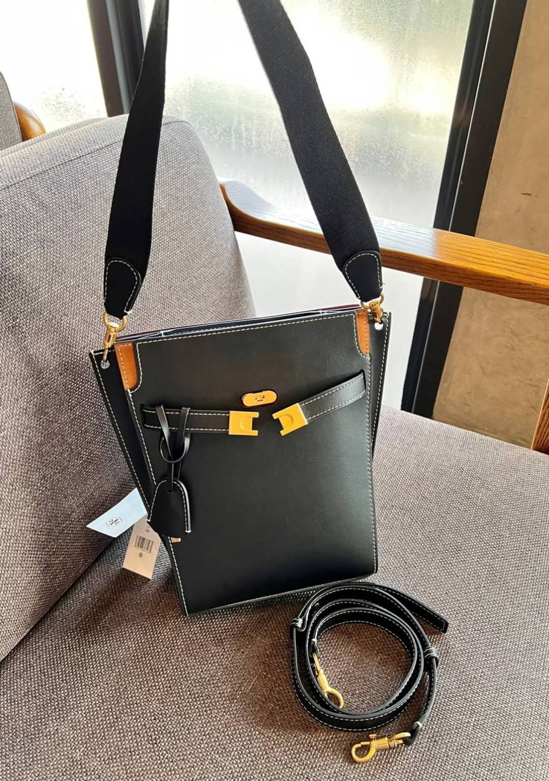 Large TORY BURCH LEE RADZIWILL PEBBIED BAG ((139014)) เป็นรุ่นที่สวย หรู น่าใช้มากๆค่ะ! ลุคหรูดูดีมากๆ กับกระเป๋าสะพายข้างจากTB ใบใหญ่