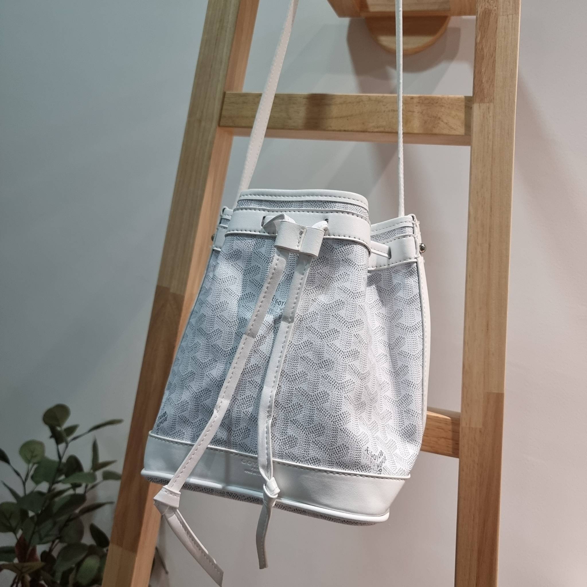 GOYARD PETITE FLOT BUCKET BAG กระเป๋าสะพายทรงบัคเก็ต ที่ดีไซน์สะดวกต่อชีวิตมาก รูปทรงคลาสสิค ดีไซน์เป็นเอกลักษณ์ สดใสทุกสี ดูผู้ดีในตัว วัสดุหนังแคนวาสพิมพ์ลายสวยคม ปากกระเป๋ารูดเปิด-ปิดได้ตามชอบ ภายในเป็นช่องโล่ง ใส่กระเป๋าสตางค์ มือถือ ได้ครบถ้วน มาพร้อ