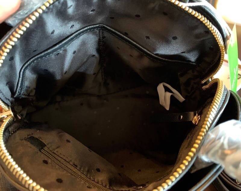 Kate spade new york penguin crossbody bag 📌สินค้าแนะนำ รุ่นหายากค่ะ!! กระเป๋าถือหรือสะพายข้าง วัสดุหนังซาฟเฟียโน่ หนังนิ่มมือ น้ำหนักเบาค่ะ ด้านหน้าแต่งดีเทลรูปตาติดขนมิ้งได้สุดเก๋มากๆค่ะ ช่องใส่กระเป๋าแบ่งเป็น3ช่อง มีข่องซิปหลักตรงกลาง แต่ละช่องก