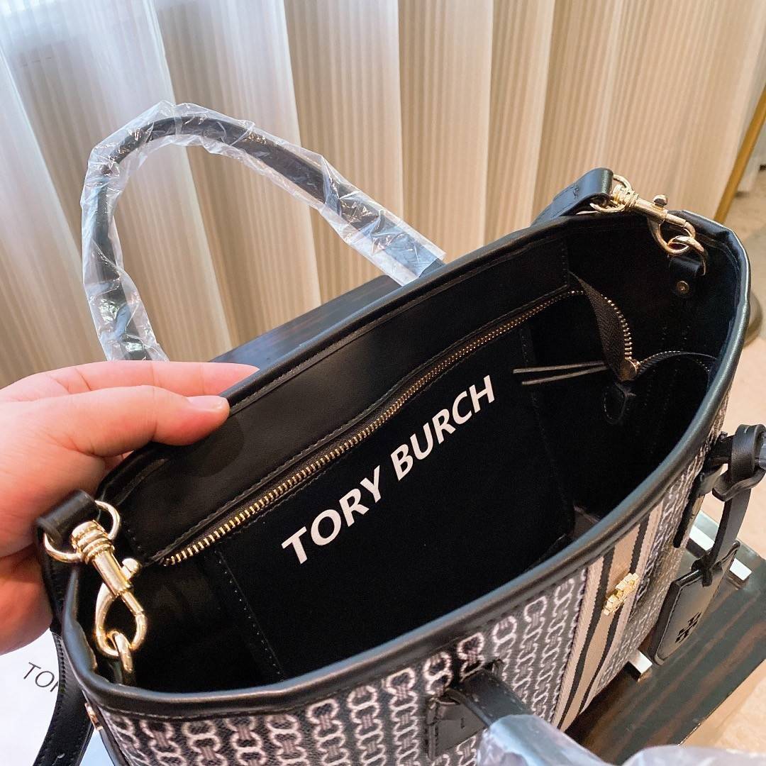 TORY BURCH TOTE BAG กระเป๋าสะพายไหล่ทรงช้อปปิ้ง ทรงคลาสสิค ฮิตตลอดกาล ทรงสวยขนาดกำลังดี