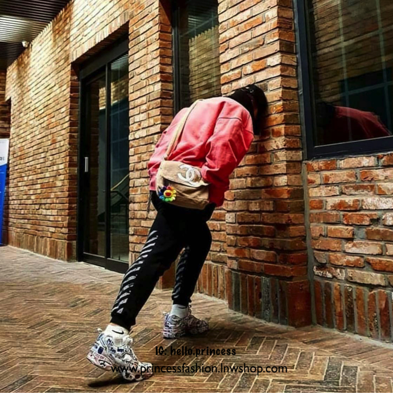 Chanel Beaute Crossbody Bag กระเป๋าถือหรือสะพายพรีเมี่ยมของเเท้จาก Chanel Cosmetic Counter VIP Gift รุ่นแนะนำวัสดุขนวูฟหนานุ่มตัดโลโก้แบรนด์หนังแก้วสวยโดดเด่น น้ำหนักเบา เปิดปิดด้วยฝาปิดกระดุมแม่เหล็ก ใบใหญ่กำลังดีใส่ ipad กระเป๋าสตางค์ใบยาว iphone เครื่อ