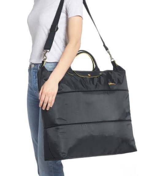 LONGCHAMP LE PLIAGE CLUB TRAVEL BAG กระเป๋าขนาดใหญ่สำหรับการเดินทาง เราเรียกที่นี้ว่า travelling bag รุ่นคลาสสิค มาพร้อมสายสะพายยาวที่ปรับและถอดออกได้ ความพิเศษของรุ่นนี้ที่ครองใจนักเดินทางทั่วโลก คือซิปรอบตรงกลางตัวกระเป๋า สามารถเปิดซิปเพื่อขยายขนาดและพั