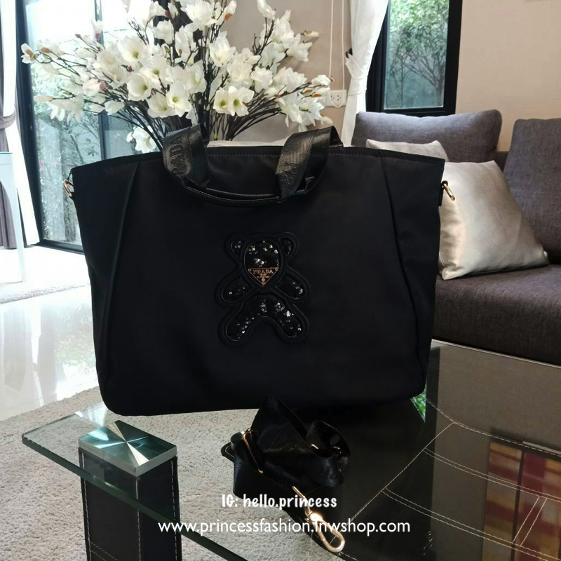 รุ่นยอดฮิต นำกลับมารีสต๊อคใหม่ค้าาาาา จากแบรนด์ prada จุของได้แน่นมากกก ใหญ่มาก เหมาะกับสาวๆ ทุกคนคะ ทุกคนต้องมีจริงๆ จะใส่ของไปเรียน ไปเที่ยว ไปติวหนังสือกับเพื่อน ก็หมดห่วง เพราะสามารถใส่ สมุด หนังสือหรือ labtop ได้สบายๆ วัสดุ ทำจาก Nylon อย่างดีกันน้ำ1