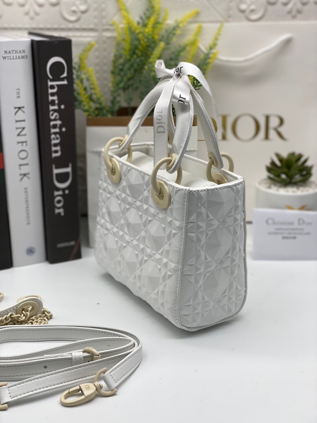 หนังแท้ DIOR LADY BAG 17cm ไซส์เล็กขนาดกำลังน่ารักเลยค่ะ งานออริหนังแท้ทั้งใบปั้มลายรุ่นใหม่ล่าสุด ความสง่างามอีกหนึ่งรุ่นของ Dior รูปทรงสีเหลียม ขนาดกระทัดรัด ตั้งอยู่ทรง ฐานกระเป๋าแข็งแรง มีหมุดรองฐาน ดีไซน์ที่มีเอกลักษณ์เฉพาะตัว ด้านหน้าตกแต่งด้วยตัวอั