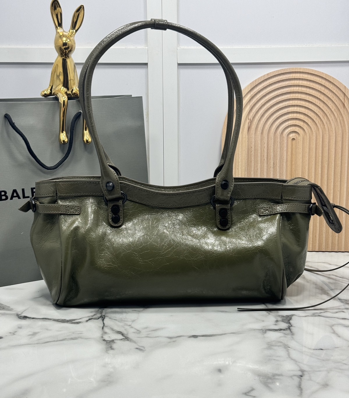 ORI หนังแท้ | Balenciaga Le City Bag East-west Bag 32cm กระเป๋าถือ/สะพายข้างทรงยาวดีไซน์โดดเด่นสวยเท่ล้ำสมัย ที่สุดแห่งความไอคอนิกไม่เหมือนใคร มีกิมมิคและลูกเล่นแพรวพราว