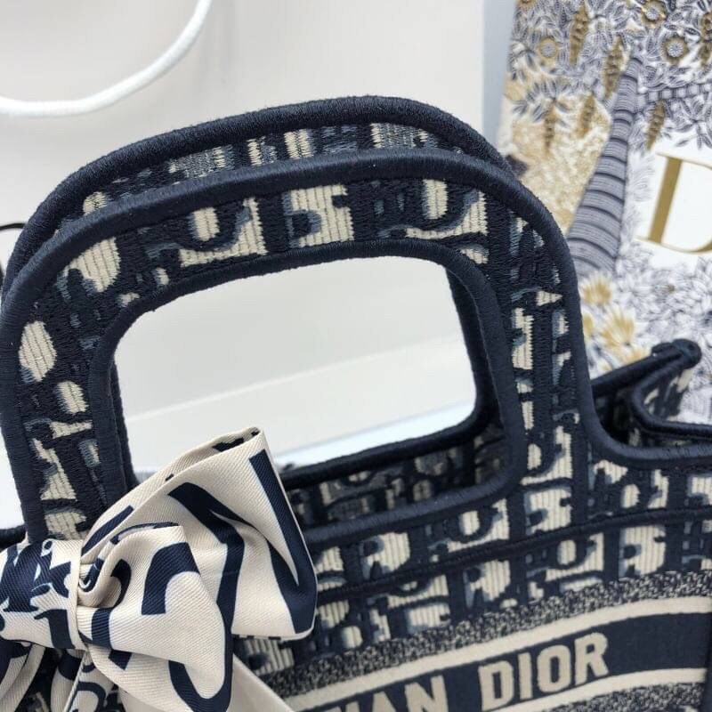 CHRISTIAN DIOR MINI BOOK TOTE กระเป๋าถือทรง Shopping ไซส์มินิ สวยคลาสสิค พกพาสะดวก ใช้งานง่ายสุดๆ วัสดุงานทอละเอียดคุณภาพดี ภายในเป็นช่องโล่ง ใบจริงงานสวยเกินเบอร์!! ไม่ผิดหวังจ้า