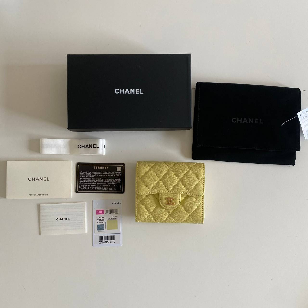 หนังแท้ Chanel Classic small wallet caviar 3 พับ พร้อมส่งที่ไทย รุ่นยอดนิยมไอเท็มฮิตวัสดุหนังแท้คาเวียร์สวยคลาสสิคเปิดปิดด้วยฝาปิดกระดุมด้านหน้ามีโลโก้แบรนด์อะไหล่ทองสวยหรูดูดี ตัวจริงสวยน่าใช้ Chanel mini นาทีนี้กำลัง in สุดๆ ภาพสินค้าถ่ายจากงานขายจริง ใ