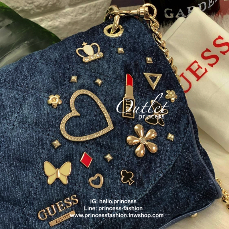 GUESS DARIN MESSENGER BAG กลับมาอีกรอบค่ะ กระเป๋าสะพายวัสดุเดนิมฟอกเนื้อดี เดินด้ายเย็บลายนวม ด้านหน้าประดับอะไหล่รูปต่างๆเข้ามาให้ดูเก๋ทีเดียวค่ะ เปิดปิดกระเป๋าแบบกระดุมแม่เหล็ก ภายในมีช่องหน้าหนึ่งช่อง และช่องหลักสามารถใส่กระเป๋าสตางค์ใบยาวได้ ของอื่นๆไ