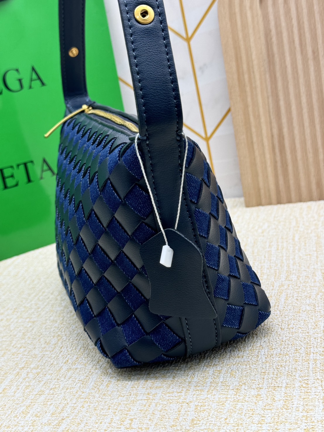 BOTTEGA Mini Wallace Denim Top-Handle Bag 20cm / BOTTEGA Hobo Bag กระเป๋าสะพายไหล่ วัสดุเดนิมคอตตอน ดีไซส์สานเป็นเอกลักษณ์สวยงาม เกรดออริ 1:1 ใช้งานต่างประเทศได้