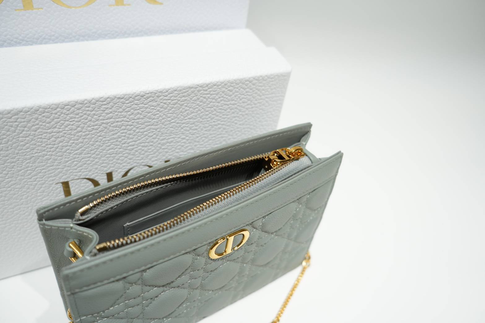 Caro Every Dior Pouch / Dior Clutch Bag Cloud Supple Cannage Leather กระเป๋าทรงคลัชพอช หนังแท้ ทรงเสนห์ผสมผสานดีไซน์ทันสมัยและใช้งานง่ายได้จริงหลายโอกาส เกรดท็อปออริ เทียบแท้ 1:1 ใช้งานต่างประเทศ