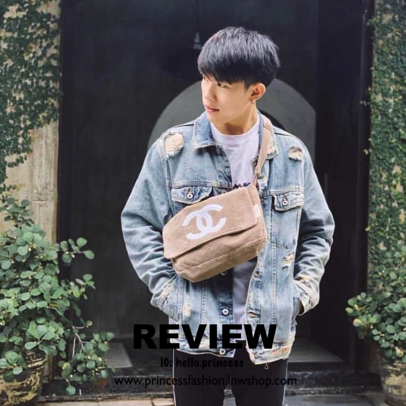 Chanel Beaute Crossbody Bag กระเป๋าสะพาย VIP GIFT ของแท้ จาก Chanel Cosmetic แท้💯 วัสดุขนวูลหนานุ่ม ตัดโลโก้แบรนด์หนังสีขาวสวยโดดเด่น น้ำหนักเบา เปิดปิดด้วยฝาปิดกระดุมแม่เหล็ก ใบใหญ่กำลังดี ใส่ iPad, กระเป๋าสตางค์ใบยาว, และของจุกจิกได้เยอะ มาพร้อม