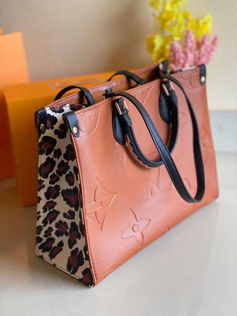 VIP GIFT 】Louis Vuitton Onthego Wild At Heart Capsule Jungle Limited Edition Black Empreinte Leather Tote มาพร้อมส่งที่ไทย! จัดก่อนสินค้าหมดค่ะ! กระเป๋าทรง Tote ใบใหญ่จุใจ จุของได้เยอะมากแม่ สีสวยลงตัวสวยงาม เพิ่มกิมมิกด้านข้างลวดลาย Capsule Jungle เก๋มาก