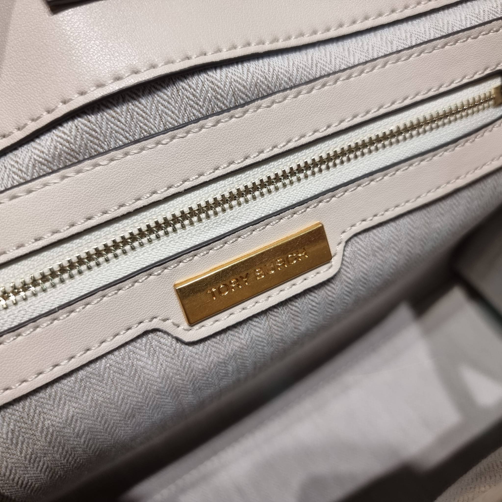 TORY BURCH ECO ELLA TOTE BAG / TORY TOTE BAG พร้อมส่ง 3 สี กระเป๋าสะพายทรงโท้ท ขนาดกำลังสวย จุของได้เต็มที่ รูปทรงคลาสสิคชวนใช้ โดดเด่นด้วย patch โลโก้ คอลเลคชั่นน้องใหม่ ส่งมาให้สาวๆได้ใจฟูอีกหนึ่งไอเท็ม