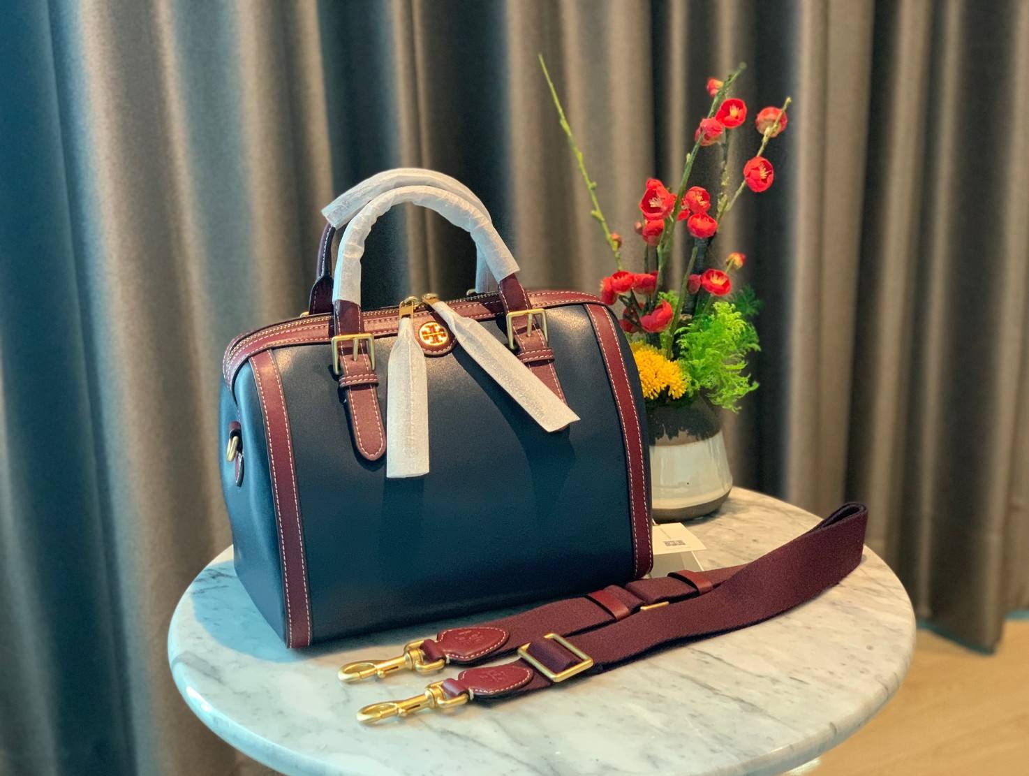 TORY BURCH T Monogram Color-block Barrel Duffle พร้อมส่งที่ไทย สวยก่อนใคร ใบใหญ่ ใส่จุไปเลยจ้าา😘 ✔️กระเป๋าทรงหมอน วัสดุหนังแท้ชั้นดีที่สุด หนังเรียบนิ่มสวย ✔️เปิดปิดกระเป๋าด้วยซิปคู่แบบมีหนังห้อย ภายในกว้างมากสำหรับไซด์นี้ หายห่วงไปเ