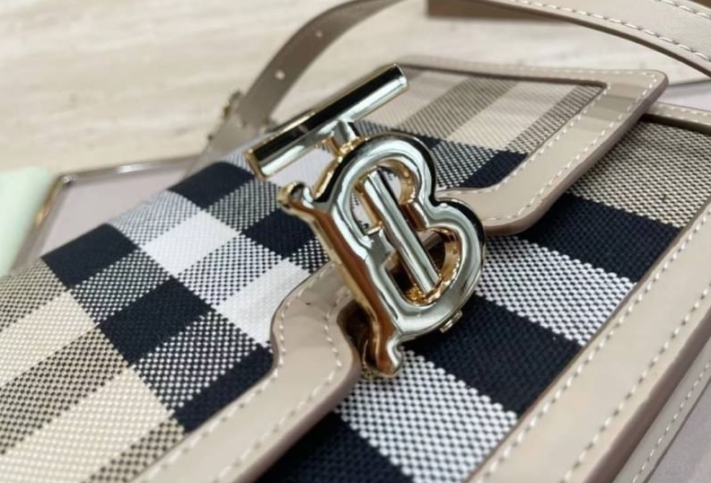 VIP 】กลับมาตามคำเรียกร้อง! ห้ามพลาด! Rare items! BURBERRY FRAGRANCES LEATHER CROSSBODY BAG วัสดุ Canvas & Leather ลาย Vintage คอลเลคชั่นใหม่ทรงเหลี่ยมสวยหรูดูดี เปิดปิดด้วยฝาปิดสัญลักษณ์รูปTB ภายในมีช่องแบ่งเป็นสัดส่วนสามารถใส่มือถือ iphone เงิน ของจ