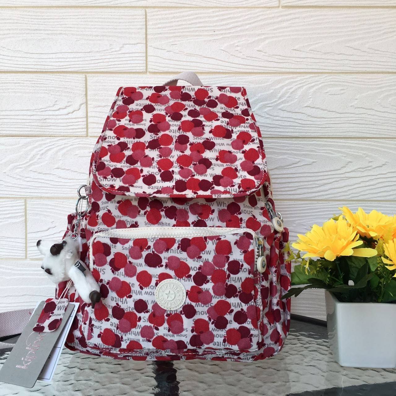 Kipling Basic Plus Capsule asia EWO 2018 k14376 Kipling มาพร้อมดีไซน์ทันสมัย สนุกสนาน ใช้งานได้อย่างคล่องตัว ด้วยสีและลายสุดคลาสสิก โดดเด่นด้วยพื้นที่ภายในและช่องต่างๆ ที่ให้คุณจัดเก็บของสำคัญได้ครบถ้วน