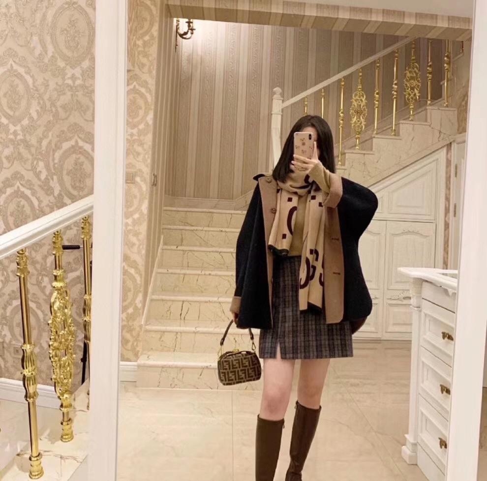 Fendi Tobacco Monogram FF Logo Zucca Buckle Belt Boston Mini Bag Brow Canvas Satchel กระเป๋าสะพายข้าง size mini สุดฮิต วัสดุ canvas จุของได้เยอะ ใส่iphone+ ได้ เปิดปิดด้วยซิป น่ารักมากกก ห้ามพลาดเลยค่ะใบนี้แนะนำสุดๆ มีสายสั้น+สายสะพายไหล่ ปรับสายได้