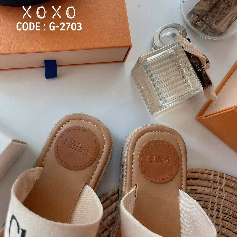 CHLOÉ LOGO SLIDE SANDEL ช่วงนี้ แบรนด์นี้เค้าอินมากคะ แอดบอกไว้เลยไม่มีไม่ได้แล้ว งานสวม ใส่สบาย วัสดุผ้าแคนวาส ตีแบรนด์ไค้วครอสเอ็กซ์ ส้นเสมอ มีส้นเล็กน้อย กำลังใส่สบายไม่เขย่ง น้ำหนักเบา