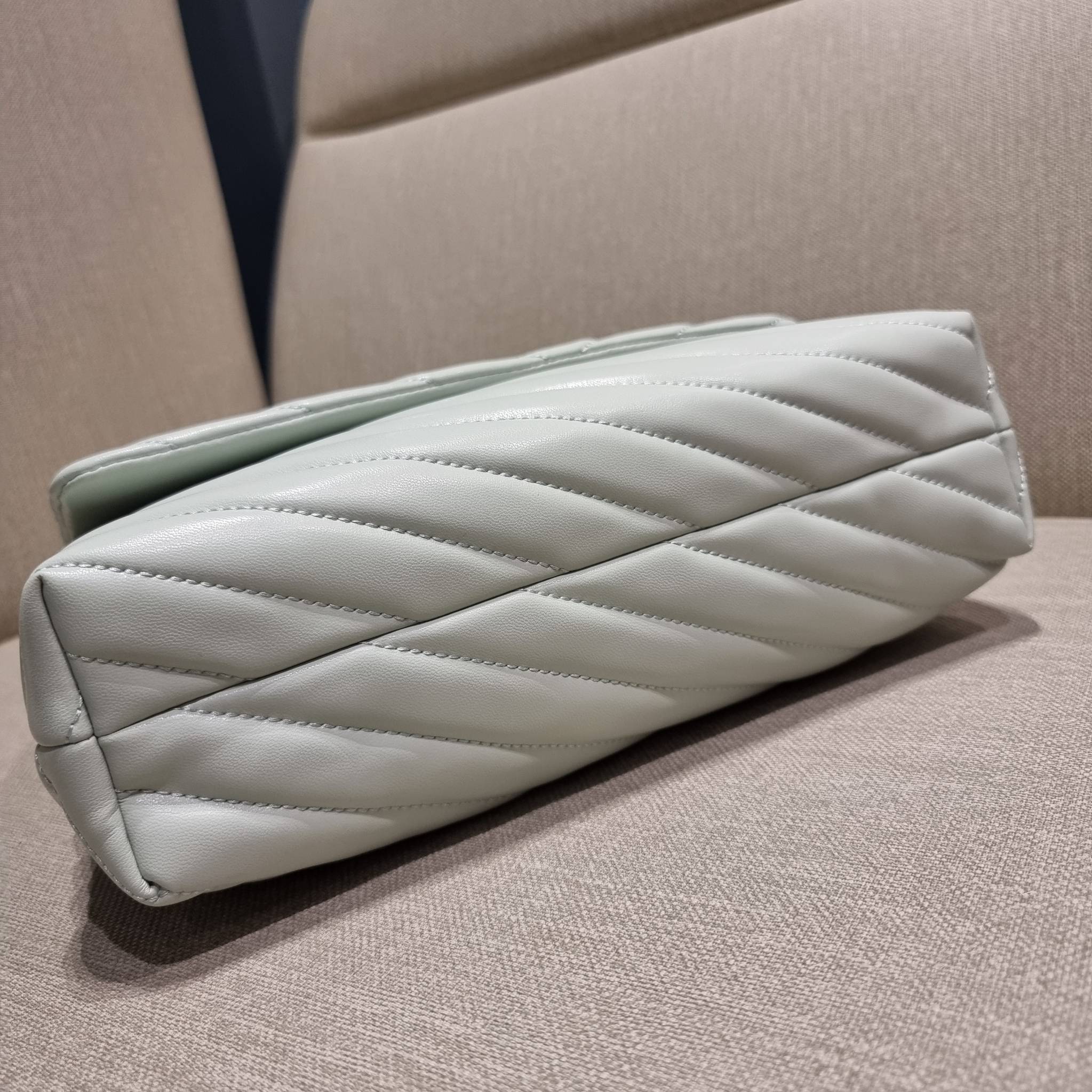 TORY BURCH KIRA CHEVRON CONVERTIBLE SHOULDER BAG กระเป๋าสะพายรุ่นยอดฮิต ไซส์ใหญ่จัดเต็มให้เน้นๆ ใช้ยังไงก็ดูหรู ดีไซน์เฉพาะตัว วัสดุหนังแกะ สัมผัสนิ่ม เปิด-ปิดด้วยกระดุมแม่เหล็ก ภายในเป็นช่องโล่ง แบ่งสัดส่วนไว้ดีมากๆ ใส่กระเป๋าสตางค์ มือถือ เครื่องสำอางค์