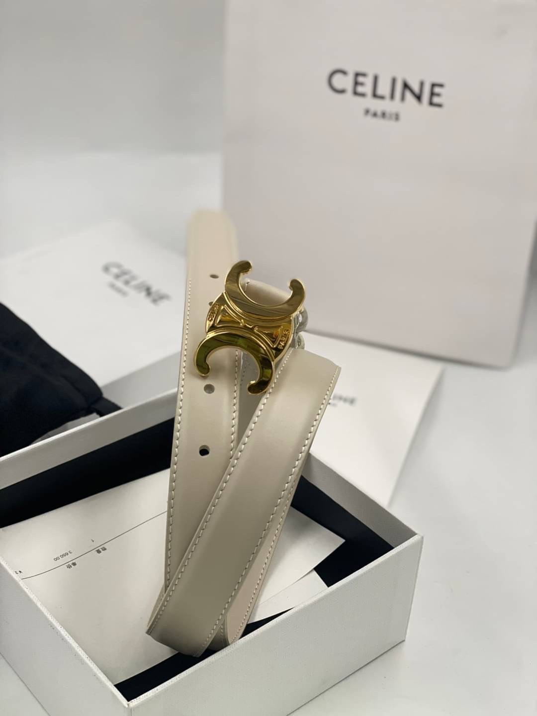 CELINE BELT 2.5cm เข็มขัดที่ควรมีที่สุดในยุคสมัยนี้ค่า เข็มขัดซีลีนหนังแท้สวย เกรดท็อปออริ เกรดดีสุด 1:1 สลับแท้ ใช้งานต่างประเทศสบายใจเลยค่า ตามตะลิสไปเลยย รับรองปังๆๆ