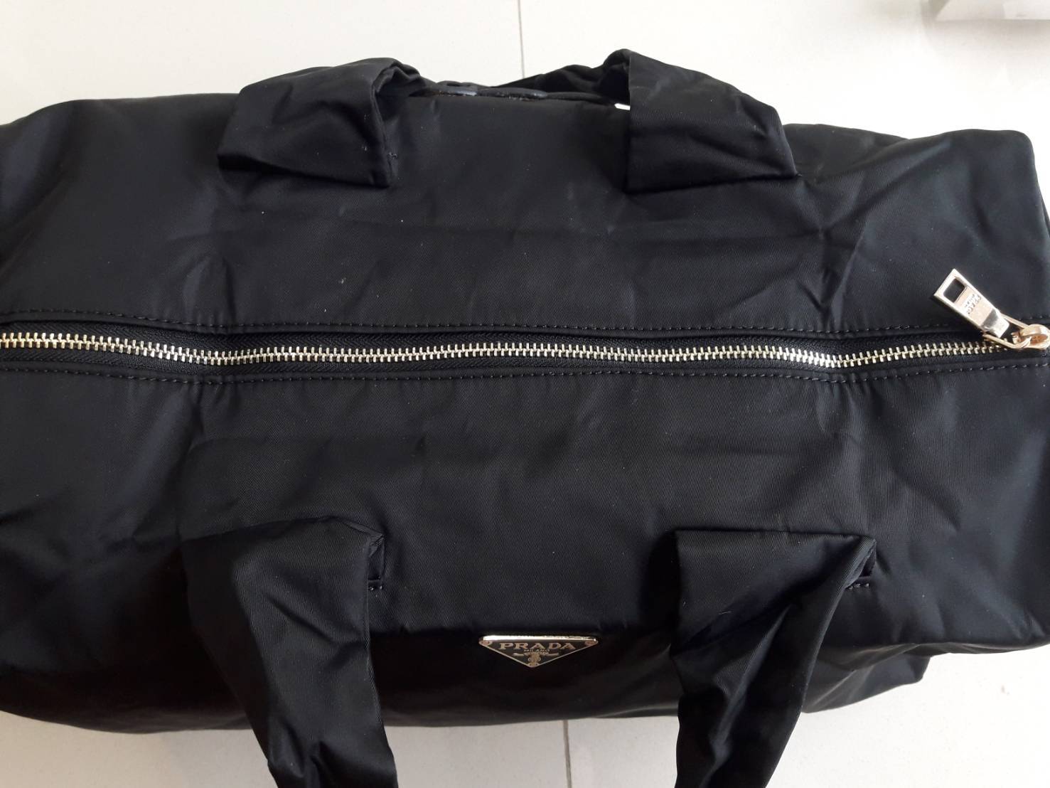 New arrival ! กระเป๋าทรง travel pillow bag จากงานพรีเมี่ยมกิ้ฟท์แบรนด์ PRADA ค่า เป็น กระเป๋าผ้า nylon ทั้งใบเลย น้ำหนักเบา สะพายสบายไหล่คะ ด้านหน้าปัก logo brand บนหมี ส่วนด้านหลักเป็น logo ชื่อแบรนด์คะ อะไหล่ทองทั้งใบ ด้านในกว้างม้ากกกกกกกบุผ้าปั้มแบรนด