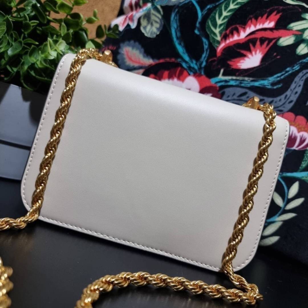 TORY BURCH ELEANOR SMALL CONVERTIBLE SHOULDER BAG ฮอตไอเท็ม รุ่นนี้ขายดีขายหมด สวยหรู คุณหนู ผู้ดี!! หายากมากแล้วน้า กระเป๋าสะพายข้าง ดีไซน์อยู่ทรง ขนาดกำลังสะดวกใช้สำหรับสาว วัสดุหนังแท้เต็มใบ สีทูโทน เปิด-ปิดด้วยแถบแม่เหล็ก ภายในแบ่งสัดส่วนได้เป็นอย่างด