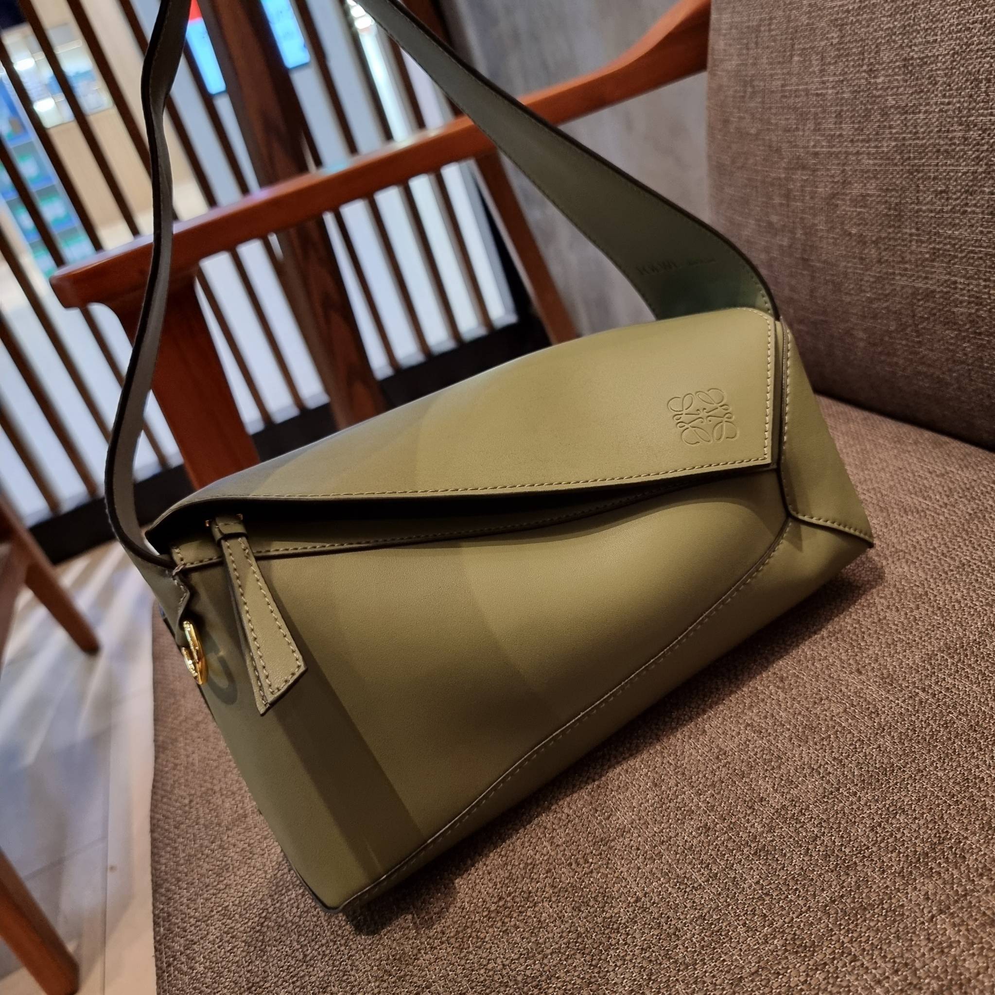 LOEWE PUZZLE HOBO BAG ใหม่ล่าสุด กับแบรนด์ที่มีดีไซน์โดดเด่นเป็นเอกลักษณ์ สวยหรูทุกรุ่นจริงๆ!! กระเป๋าสะพายโฮโบ ทรงสวย สไตล์พัซเซิลคลาสสิค วัสดุหนังวัวฟอกสี นิ่มมือ ฟินมาก!! เปิดใช้งานด้วยซิป ที่ภายในโล่งกว้าง ใส่ของสำคัญได้ครบไม่มีพลาด แบบสบายๆ มาพร้อมสา