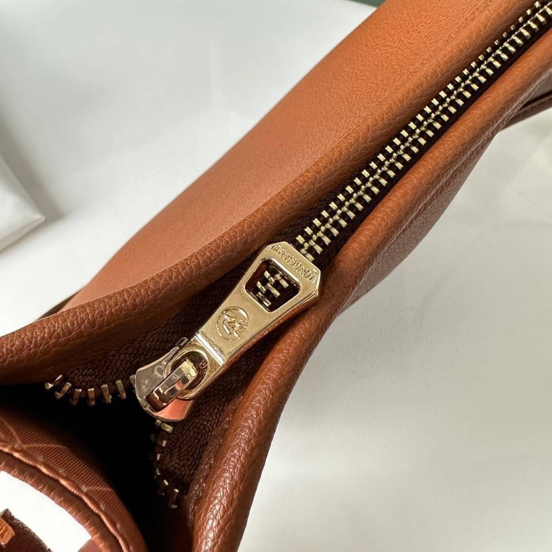 LONGCHAMP LE FOULONNÉ CROSSBODY BAG กระเป๋าสะพายที่เรียบง่ายและดูดี การออกแบบที่คล่องตัวของรุ่นนี้เหมาะอย่างยิ่ง