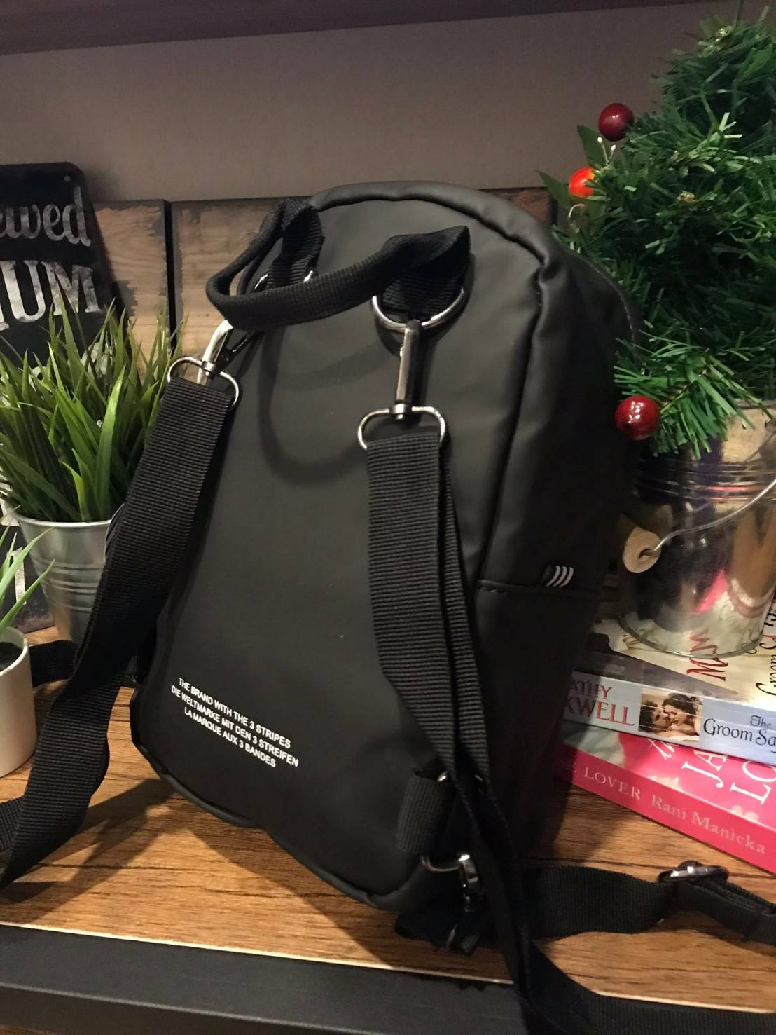 Adidas Originals 3D Mini Backpack & Shoulder Bag หนึ่งในคอลเลคชั่นสไตล์สปอร์ตดีไซน์สุดฮิตจาก ISSEY MIYAKE ใช้ได้ทั้งชายหญิง ขนาดกลางกำลังดี น้ำหนักเบา เปิดปิดด้วยซิปคู่โลโก้แบรนด์ ภายในกว้างมีช่องใส่มินิไอแพคแยกเป็นสัดส่วน มีสายสะพาย2เส้น ดัดแปลงได้หลายรู