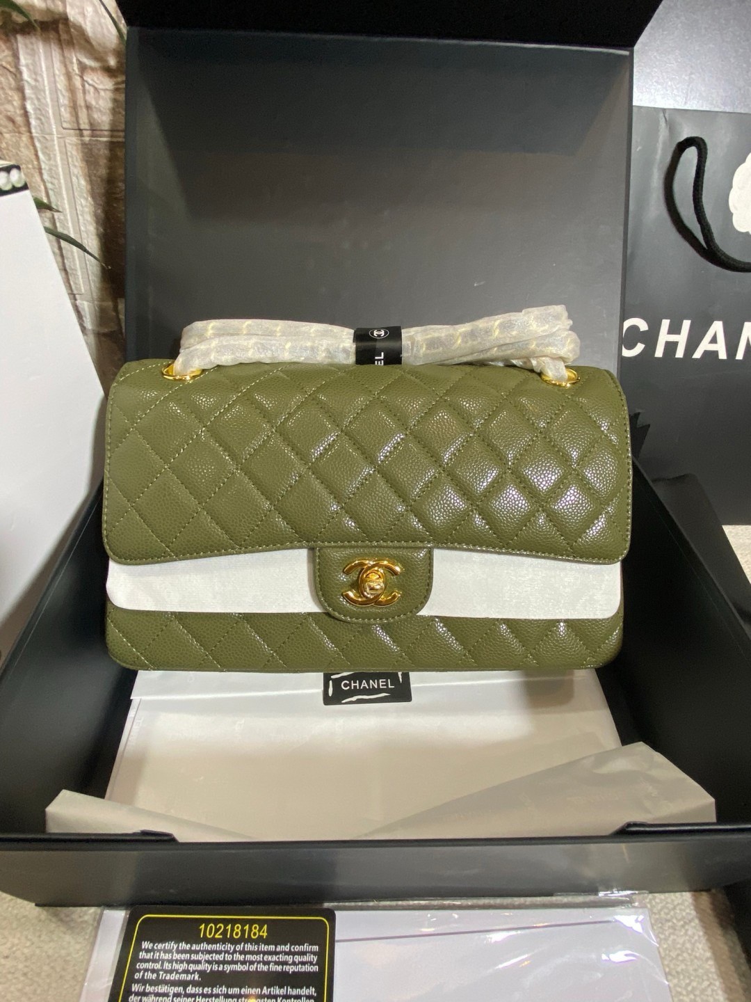CHANEL Classic Medium Flap Bag กระเป๋าสะพายคลาสสิกรุ่นยอดนิยมตลอดกาล ดีไซน์เรียบหรูหราขับผิว งานหนังแท้สวยมาก มีอะไหล่เงินและทอง สุดยอดเดอะเบสท์ไอเท็ม