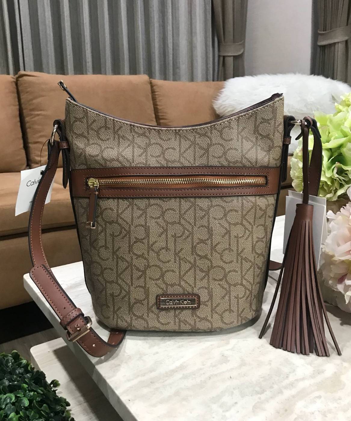 Calvin Klein CrossBody Bag Y2019 Newvin! กระเป๋าสะพายหนังสวยอยู่ทรง ลาย Signature แบรนด์รอบใบ ทรงถัง เปิดปิดด้วยซิป ด้านหน้าประดับโลโก้แบรนด์ อะไหล่ทอง ขนาดกำลังดี น้ำหนักเบา ภายในกว้าง ซับในพิมพ์แบรนด์ ใส่ wallet ยาวได้ พร้อมสายยาว ปรับได้ Crossbodyได้ค่