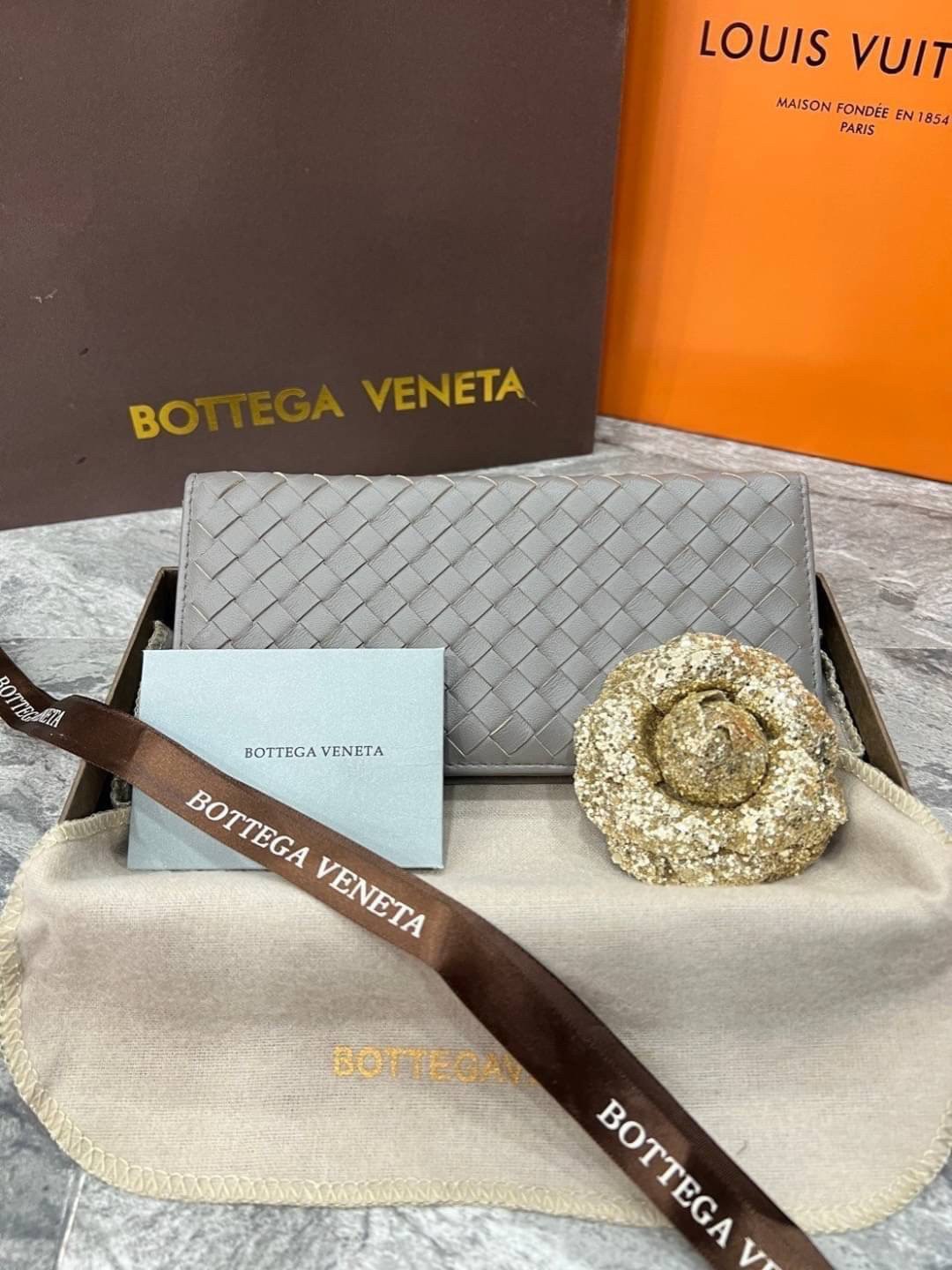 VIP 】หนังแท้ BOTTEGA VENATA WALLET กระเป๋าสตางค์ใบยาว รุ่นตามหา มาเท่าไหร่ไม่เคยพอเลยค่า เป็นรุ่นคลาสสิกที่หยิบมาใช้งานได้บ่อยที่สุด งานหนังแท้ทั้งใบสวยมากนะคะ ใช้ทนทานได้นานเลย ภาพสินค้าถ่ายจากงานขายจริง พร้อมส่งที่ไทยราคาสุดคุ้มห้ามพลาดค่ะ!