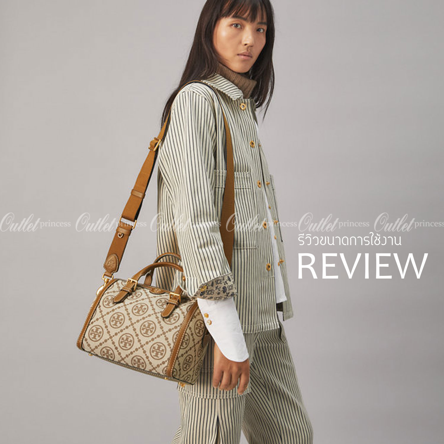 Large: Tory burch T Monograme Jacquaed Duffle เป็นทรงกระเป๋าที่มีความฮอตฮิตตลอดกาล ด้วยรูปทรงคลาสสิคและเหมาะใช้งานเข้ากับทุกสถานการณ์ ไม่ว่าจะเป็นกระเป๋าสะพายไหล่ เพิ่มความคล่องตัวและเข้าได้กับทุกลุค ไม่ว่าจะเป็นวันสบายๆ หรือวันที่ต้องออกไปทำกิจกรรมลุยๆ ห