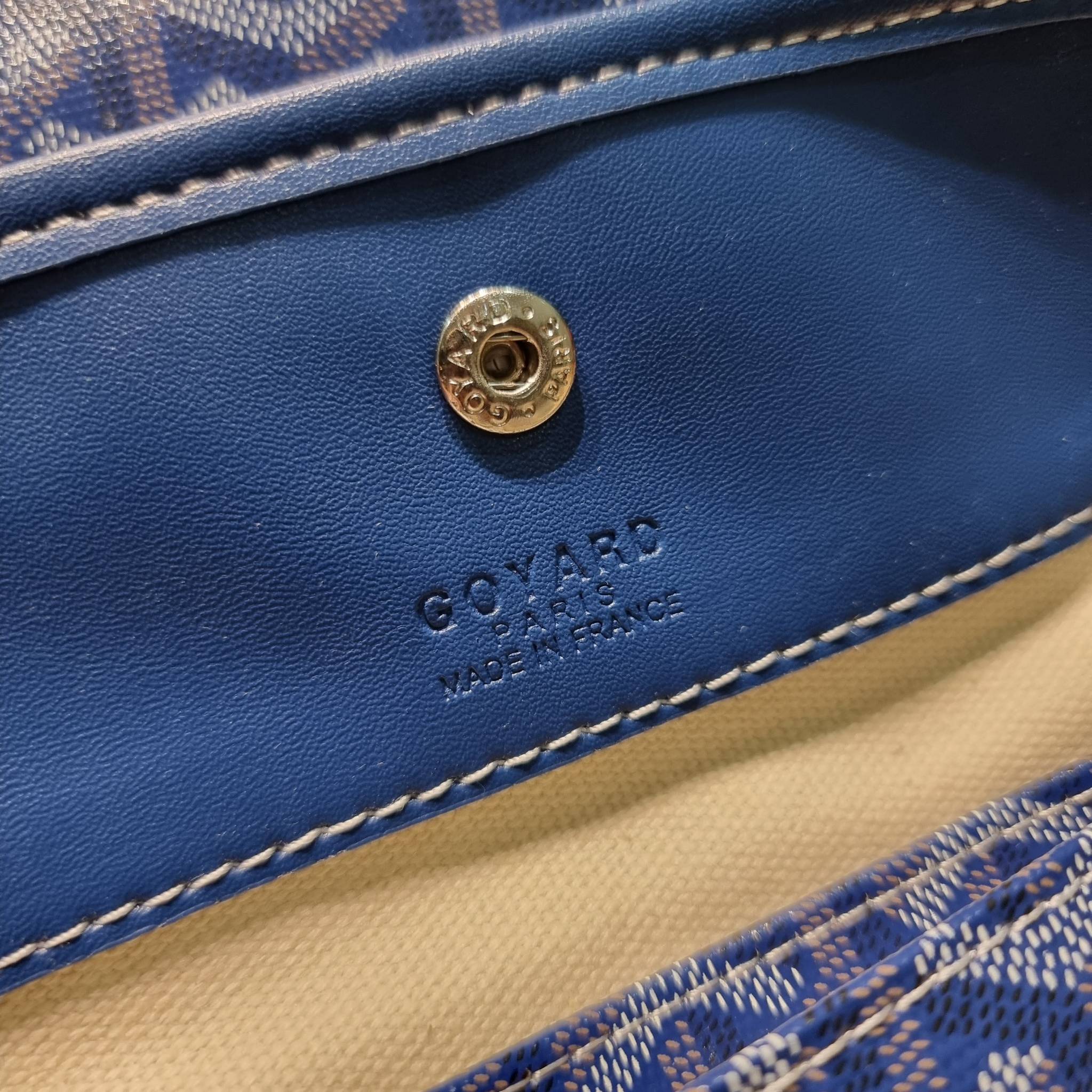 OYARD ANJOU REVERSIBLE TOTE ฮอตไอเท็ม กับกระเป๋าสะพายทรงโท้ท ใบใหญ่จุใจ!! มาครบสีขายดี เลิศทุกสี รูปทรงคลาสสิค ดีไซน์เป็นเอกลักษณ์ ใช้งานได้หลากหลาย สามารถกลับด้านใช้ได้แบบไม่มีเบื่อ วัสดุหนังแคนวาสพิมพ์ลายสวยคม