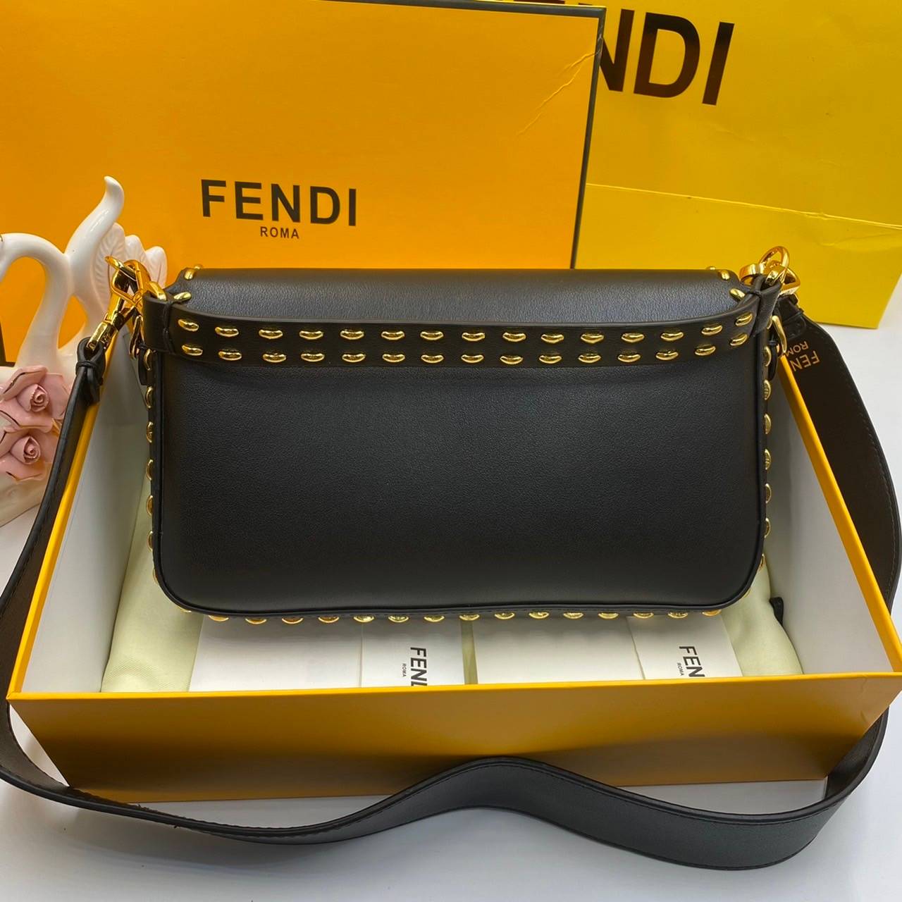 หนังแท้ Fendi Baguette full grain leather bag