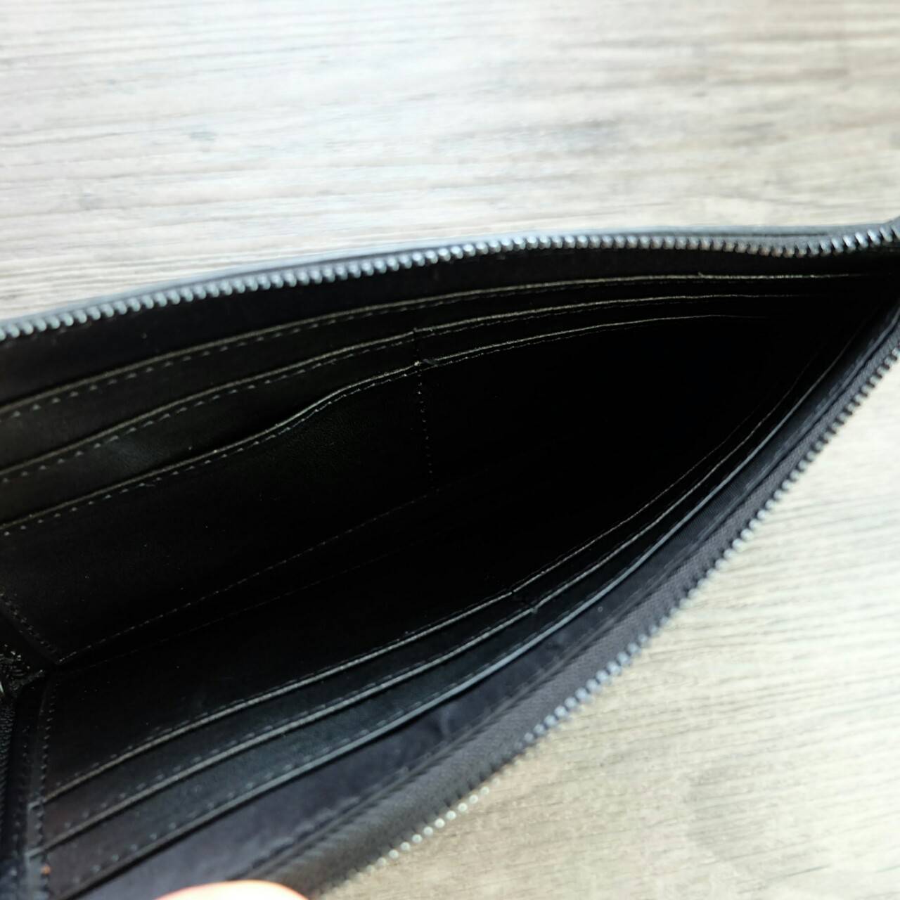 Charles & Keith Zip Wallet กระเป๋าสตางค์ใบยาว บาง พกพาสะดวก แถมกระเป๋าใบเล็กใส่บัตรให้อีก 1 ใบ เปิด - ปิดกระเป๋าด้วยซิป ภายในมีช่องใส่บัตรหลายช่อง และช่องใส่ธนบัตร ใบจริงสวย น่าใช้ทุกสีเลยค่าา