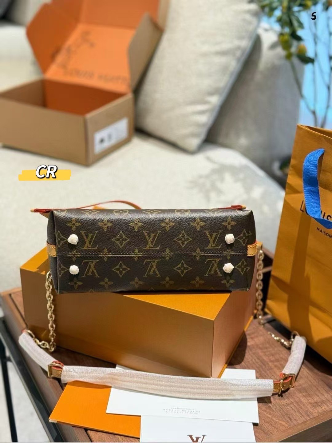 LV CarryAll BB bag Monogram Canvas กระเป๋าสะพายแครี่ออล ไซส์ใหม่ ดีไซส์ใหม่สุดไอคอนิกปรับโฉมใหม่ประจำฤดูกาลในดีไซน์สุดชิค ตกแต่งสายโซ่สีทองงดงามด้วย Monogram Flower