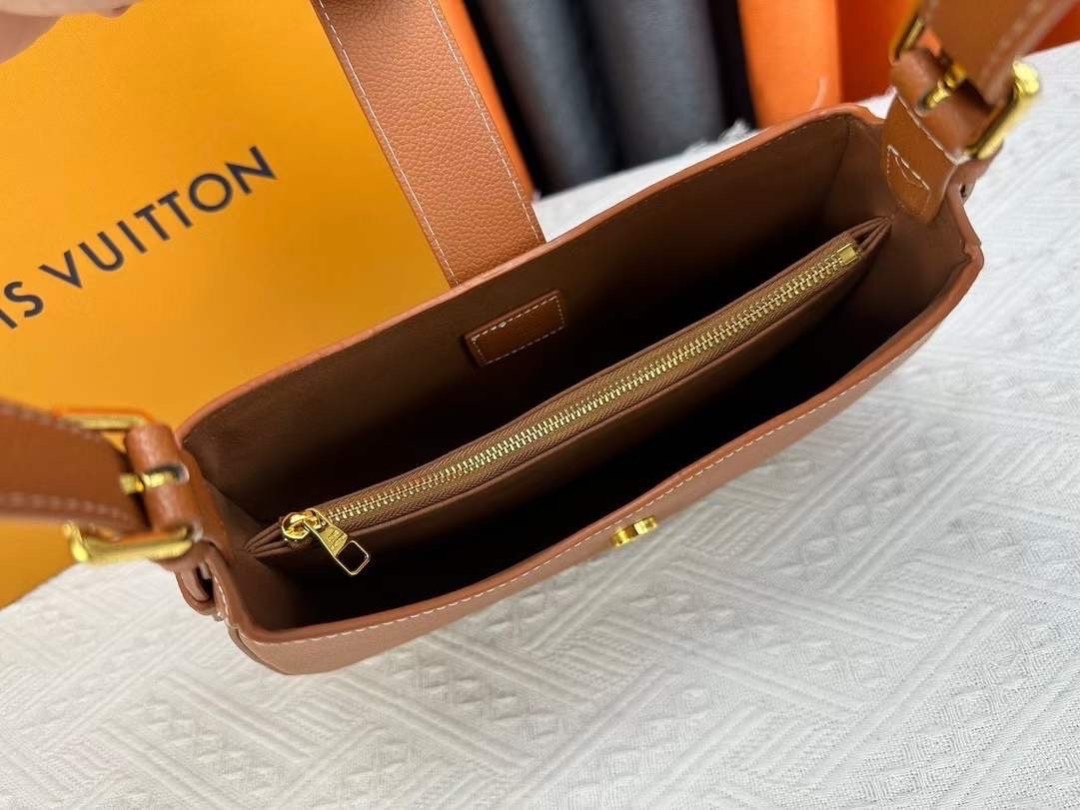 LV Low Key Shoulder Bag กระเป๋าถือดีไซน์เรียบหรูสไตล์ quiet luxury ตกแต่งแม่กุญแจ LV เกรดออริ 1:1 ใช้งานต่างประเทศได้