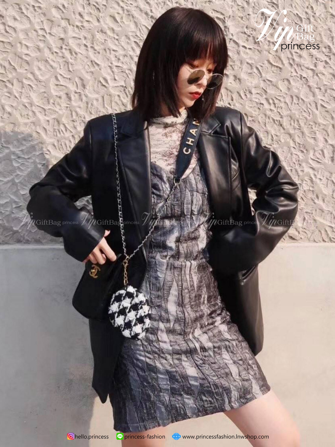 CHANEL VIP GIFT WOC BAG งาน CHANEL VIP GIFT ของแท้ 100% จากเคาเตอร์แบรนด์ CHANEL ทรงแนวตั้ฝน่ารัก ขนาดกำลังดี วัสดุหนังเรียบพิมพ์ลายยับ เปิดปิดด้วยตัวล้อคปั้มแบรนด์ อะไหล่ทอง ลายวินเทจ ด้านในใส่โทรศัพท์ได้ถึง NOTE10+ มาพร้อมสายโซ่สลับหนังเอกลักษณ์โซ่สองสี