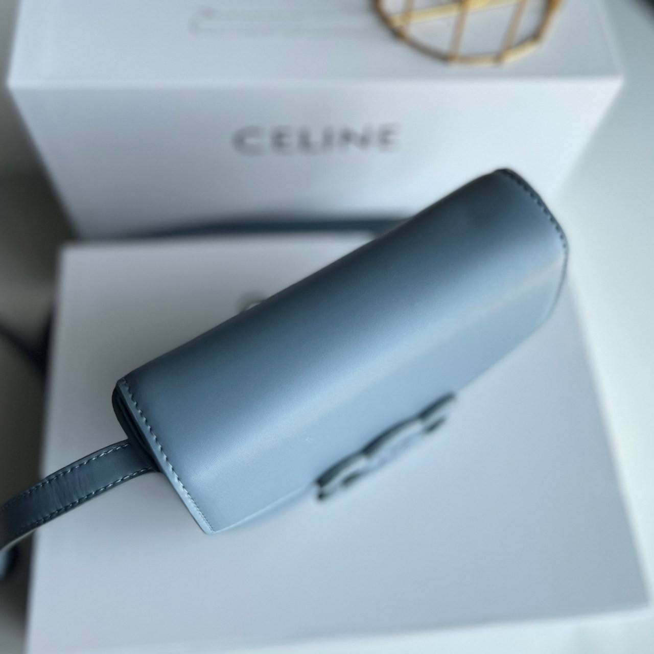 หนังแท้ CELINE BESACE cuir triomphe in Smooth calfskin / CELINE TRIOMPHE CLOSSBODY BAG หนังแท้ทั้งใบสวยหรู แบบใหม่ล่าสุด โลโก้หนังสมูทคลาสิก เหมาะกับสาวๆในวันที่อยากครอสบอดี้ชิลๆ ห้ามพลาดค่ะ!