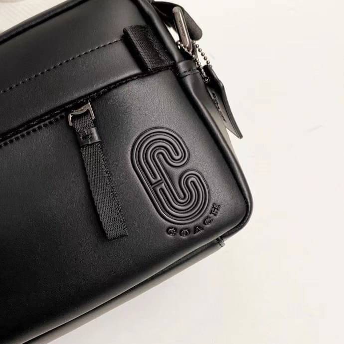 COACH EDGE CROSSBODY IN SIGNATURE CANVAS กระเป๋าสะพายครอสบอดี้ร์ วัสดุหนังแท้ หนังนิ่มอย่างดีค่ะ ด้านหน้ามีช่องซิปซ่อนให้หนึ่งช่อง เปิดปิดช่องหลักแบบซิปคู่ภายในกว้าง ใส่ของได้จุเลยนะคะ มีช่องซิปและช่องเล็กให้อีก2ช่อง;ด้านหลังกระเป๋าเป็นช่องโล่งใส่ของอีกช่