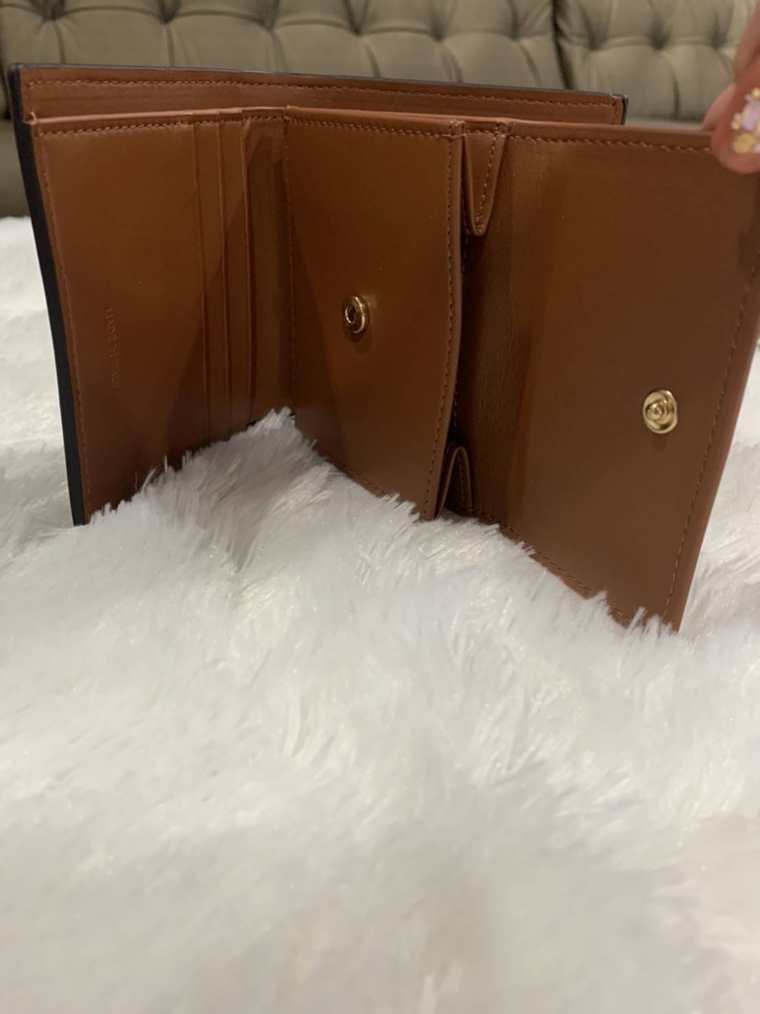 CELINE SHORT WALLET VIP GIFT WITH PURCHASE (GWP) พรีเมี่ยมกิ๊ฟ Limited จาก CELINE HAUTE PARFUME DUTYFREE COUNTER วัสดุ Triomphe Canvas หนังสวยอยู่ทรง ประดับโลโก้แบรนด์ที่ด้านหน้า ขนาดกำลังดี จับถนัดมือ เปิด-ปิดฝาพับกระดุม ภายในมีช่องแบ่งหลายช่อง มีช่องใส่