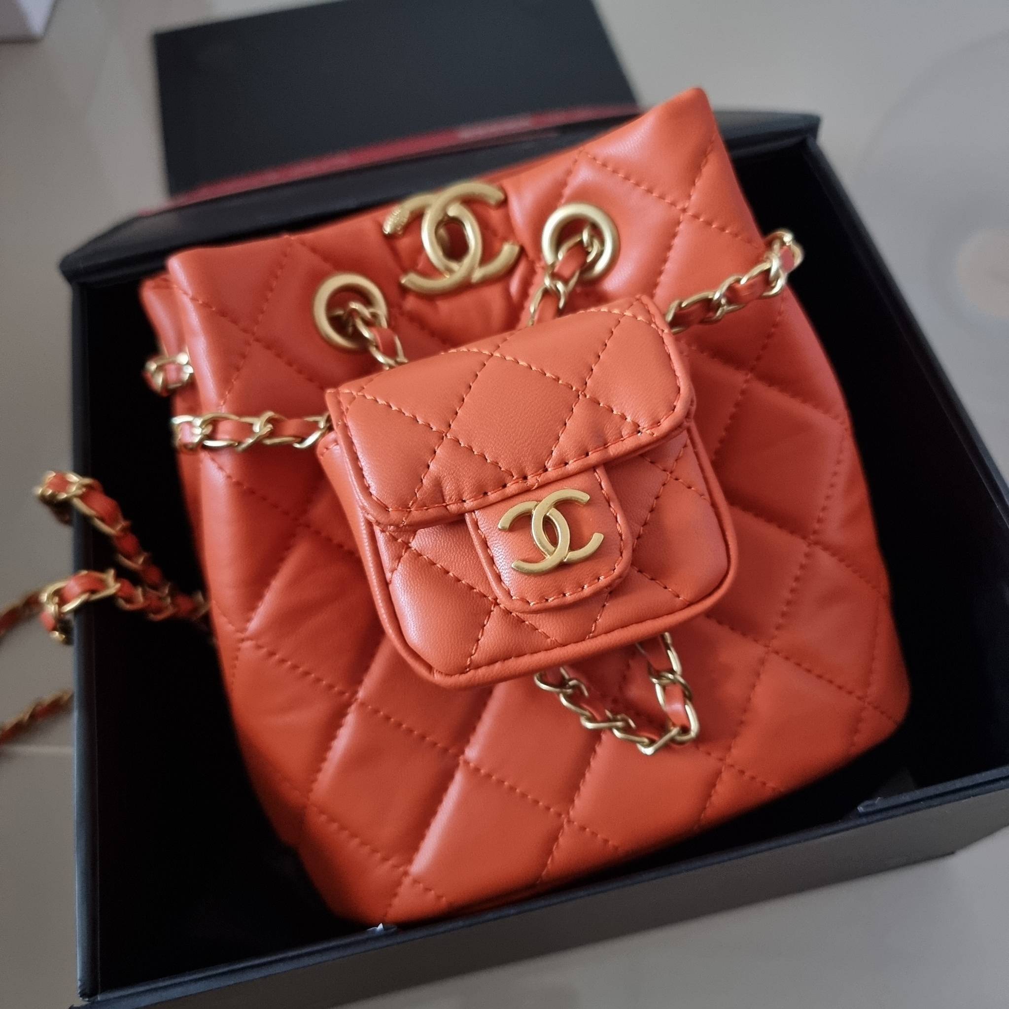 Chanel small backpack กระเป๋าสะพายหลังใบเล็ก โลหะสีทอง ดีไซน์ 2023 น้องน่ารักตะโกนม้าก!! กับกระเป๋าทรงเป้ ขนาดน่ารักน่าใช้ ดีเทลดีงาม มีใบลูกติดในตัวกระเป๋า สะดวกใช้สุดๆ